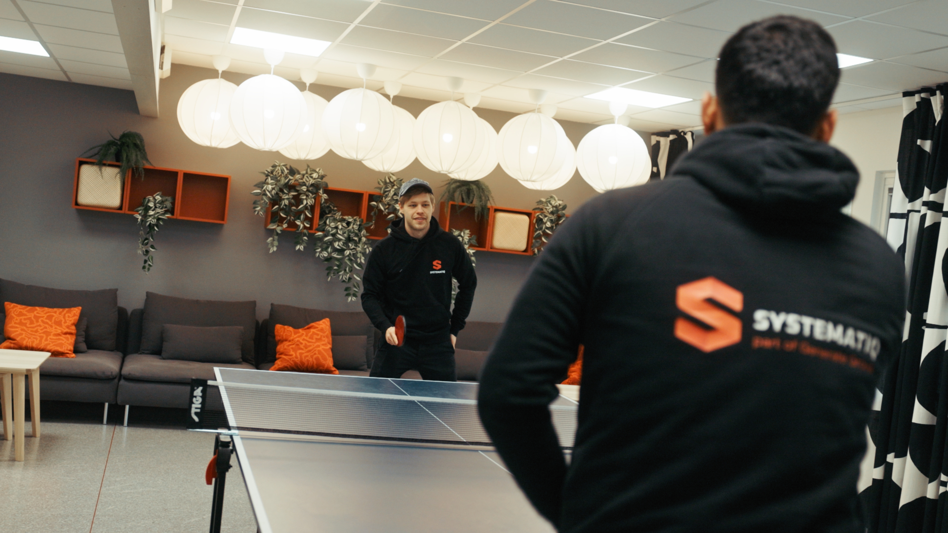 Team spelar pingis